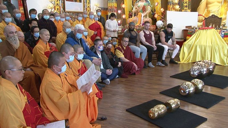 世界佛教教皇南无第三世多杰羌佛 单手勾提437.2磅金刚杵(维加斯新闻网)