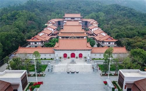 听这位寺庙的住持与居士对话，我实在坐不住了