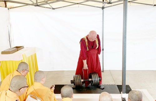 世界佛教正心会举办金刚钩拿杵上座测试 没有人完成180磅