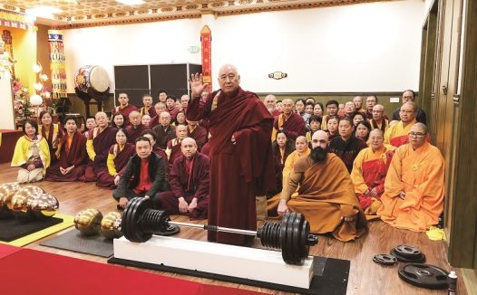 拿杵上座法会 高僧们出难题 羌佛解难单手提悬420磅金刚杵