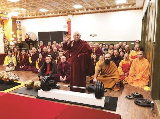 拿杵上座法会 高僧们出难题 羌佛解难单手提悬420磅金刚杵