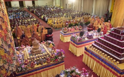 恭迎南无第三世多杰羌佛佛诞法会 圣典传世，百人献供，祈祷世界吉祥昌盛