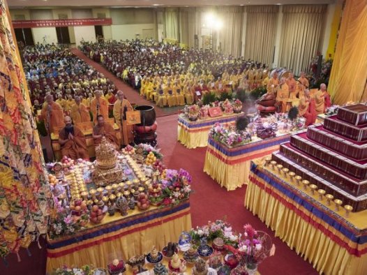 恭迎南无第三世多杰羌佛佛诞法会 圣典传世，百人献供，祈祷世界吉祥昌盛