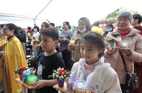 法会感悟：  当我知道他们是这样做的，  我不由默默合起了掌