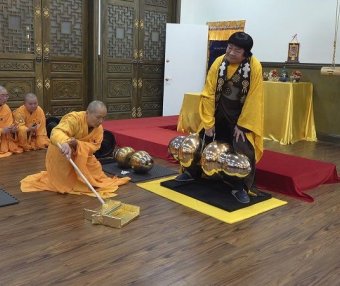 世界佛教教皇南无第三世多杰羌佛 单手勾提437.2磅金刚杵(维加斯新闻网)