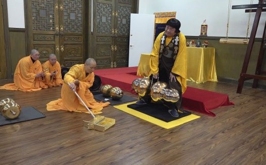 世界佛教教皇南无第三世多杰羌佛 单手勾提437.2磅金刚杵（维加斯新闻网）